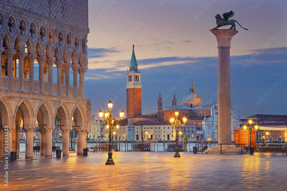 Naklejka premium Wenecja. Obraz Placu Świętego Marka w Wenecji podczas wschodu słońca.