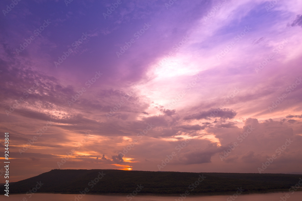 Obraz premium Sylwetka zwiania Takong rezerwuaru tama z górą