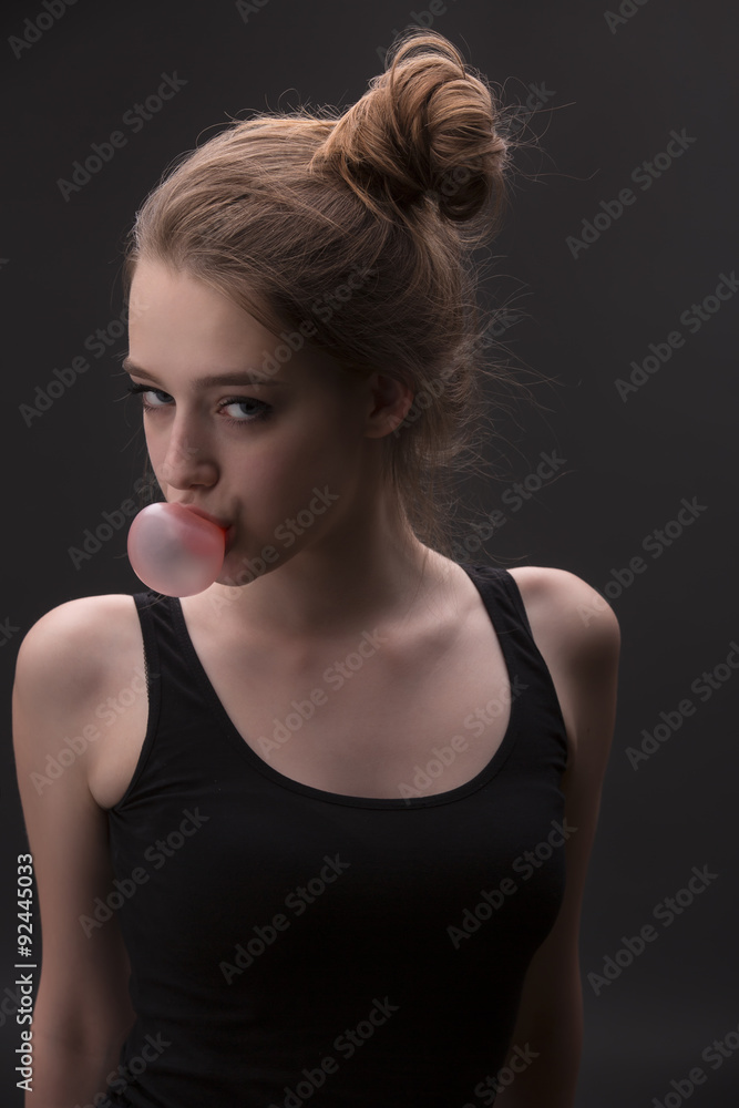 Fototapeta premium Girl with pink bubble of chewing gum
