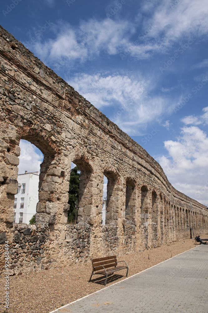 Antiguo acueducto romano de la ciudad de Mérida, España