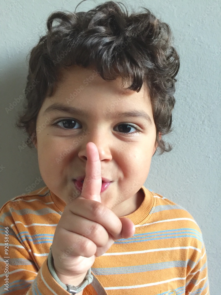 Fototapeta premium bambino in silenzio