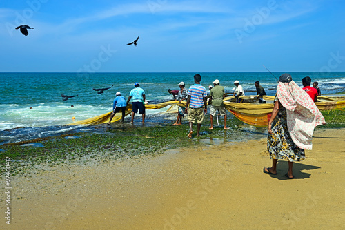 Obraz na płótnie Sri Lanka, November 14: Indian Ocean fishermen pull the net with w salonie