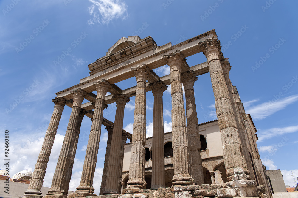 ruinas del hermoso templo romano de Diana en la ciudad de Mérida, España