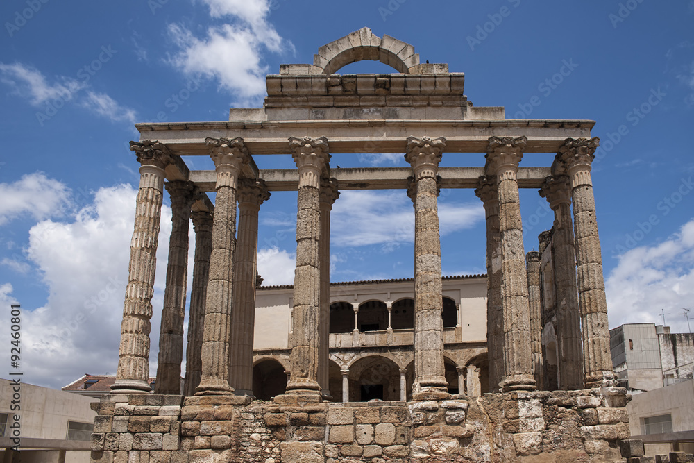 ruinas del hermoso templo romano de Diana en la ciudad de Mérida, España