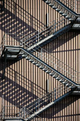 Außentreppe wirft Schatten / Eine begehbare Außentreppe an einem Industriegebäude