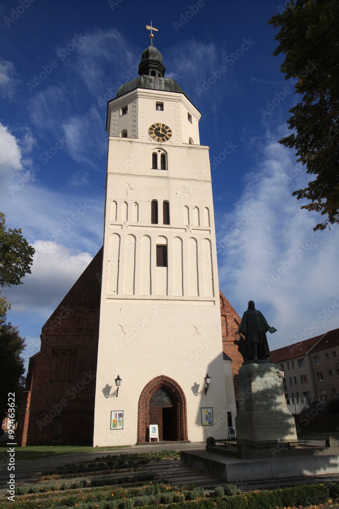 Paul-Gerhardt-Kirche mit Denkmal des Theologen am Marktplatz von Lübben im Spreewald