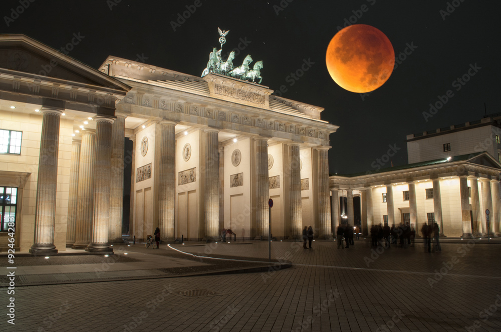 Brandenburger Tor mit Blutmond, Berlin, Deutschland