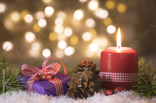 Weihnachtsdekoration mit Kerze Lichter und Weihnachtsgeschenk
