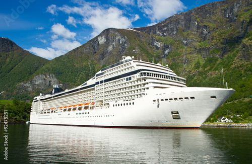 cruise ship in norway fjiord © Lsantilli