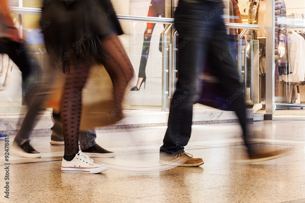 Fototapeta premium Menschen in Bewegungsunschärfe unterwegs im Shopping-Center