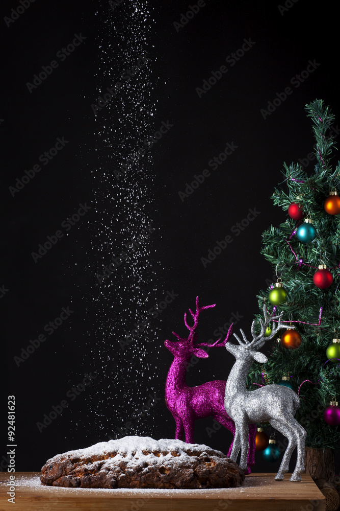 Christstollen und ein kleiner Weihnachtsbaum