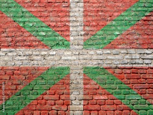 Drapeau basque peint sur un mur