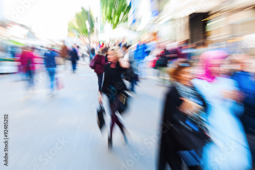 Menschen beim Einkaufsbummel in der Stadt mit kreativem Zoomeffekt
