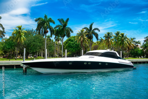 Luxury speed yacht near tropical island in Miami, Florida © Nick Starichenko