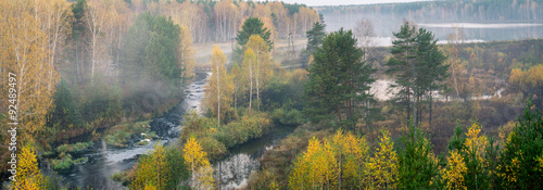 туманное утро в осеннем лесу с рекой, Россия, Урал #92489497