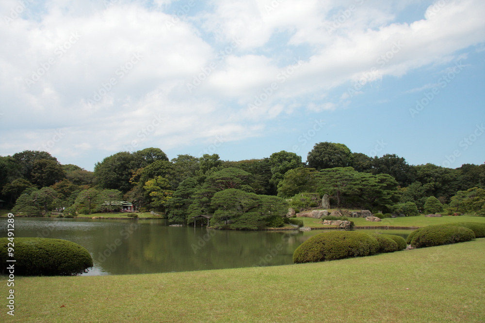 池のある初秋の日本庭園