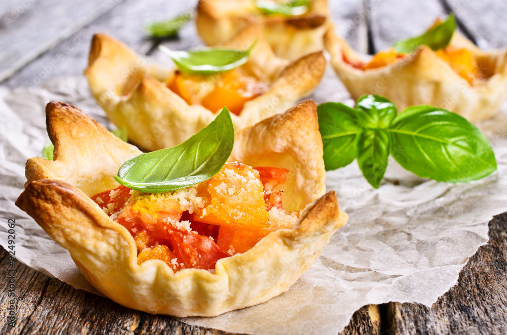 Tart with tomatoes, cheese and Basil
