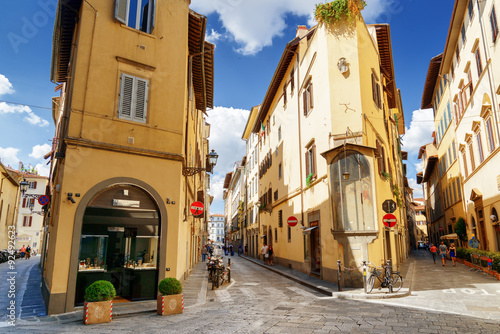 Fototapeta Naklejka Na Ścianę i Meble -  Crossroad at historic center of Florence, Tuscany, Italy