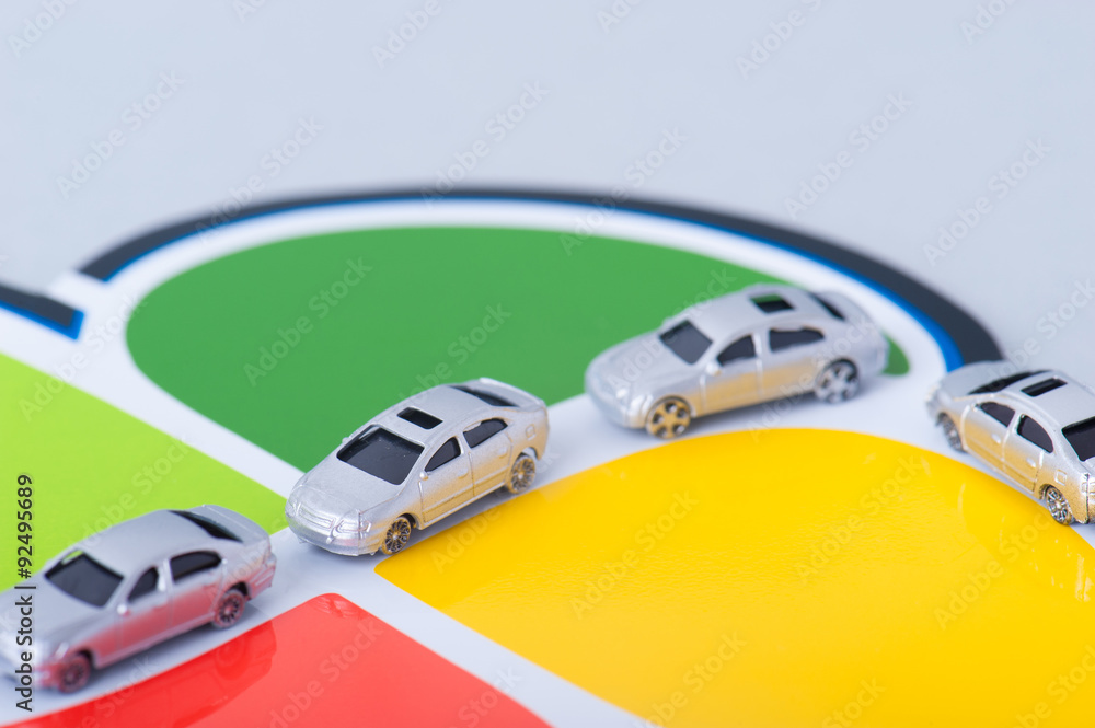 Obraz premium 高齢運転者標識と車のミニチュア