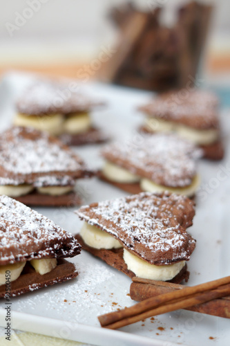 Waffle al cioccolato, banana e cannella