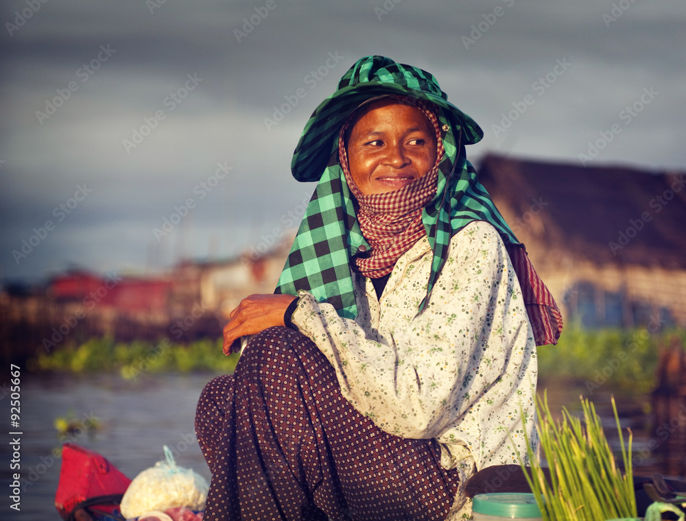 Obraz premium Lokalny kambodżański sprzedawca pływający targ Siem Reap Concept