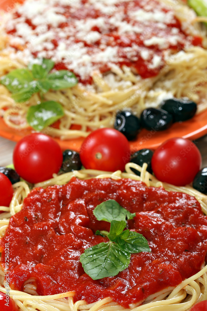 spaghetti with tomatoes and olives spaghetti with tomatoes and olives