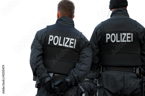 Abwartende deutsche Polizisten im Einsatz photo