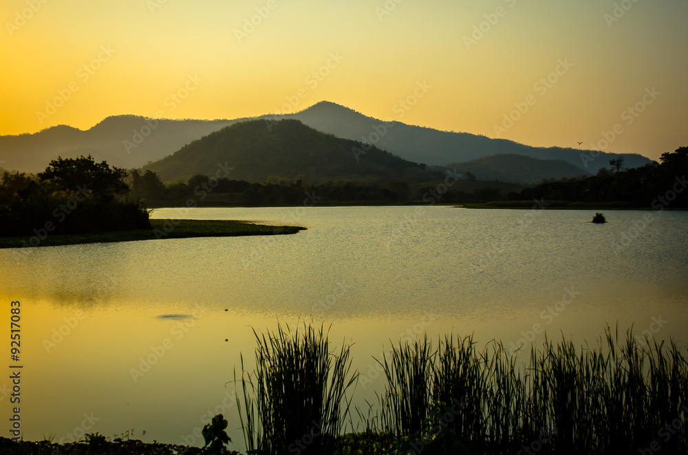 Obraz premium Beautiful evening at the lake in Thailand