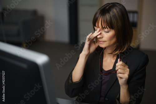 frau arbeitet abends und ist müde photo