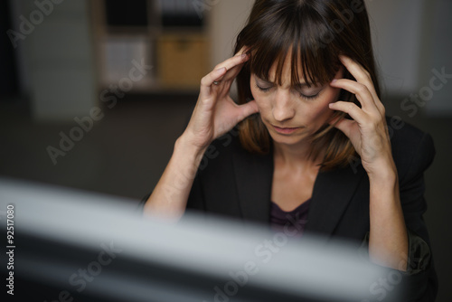 Schilderij op canvas geschäftsfrau arbeitet abends am pc und hat kopfschmerzen