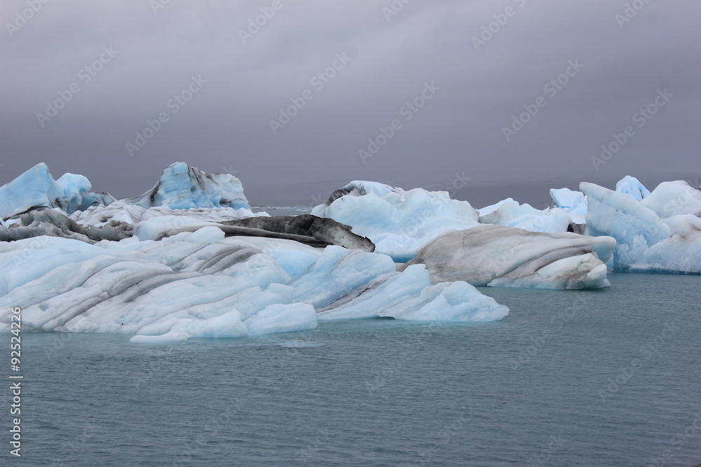 Eisberge treiben über den Gletschersee Jökulsarlon (Island)