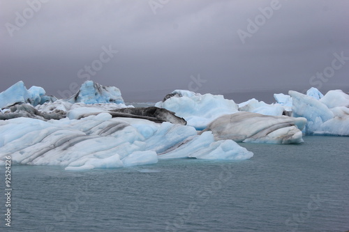Eisberge treiben über den Gletschersee Jökulsarlon (Island)