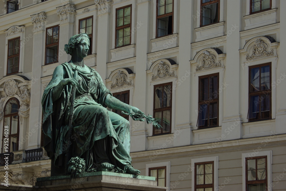 Autriche, statue et façade du palais de la Hofburg à Vienne