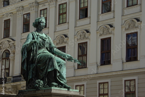 Autriche, statue et façade du palais de la Hofburg à Vienne © JFBRUNEAU