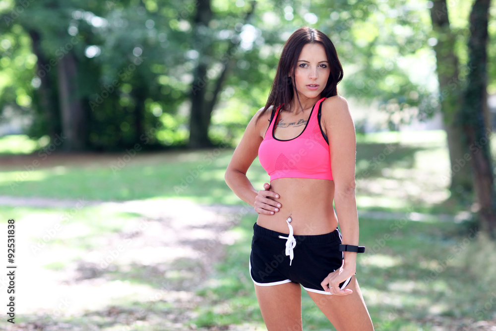 sportliche schöne Frau macht Fitness im Park sportliche schöne Frau macht Fitness im Park