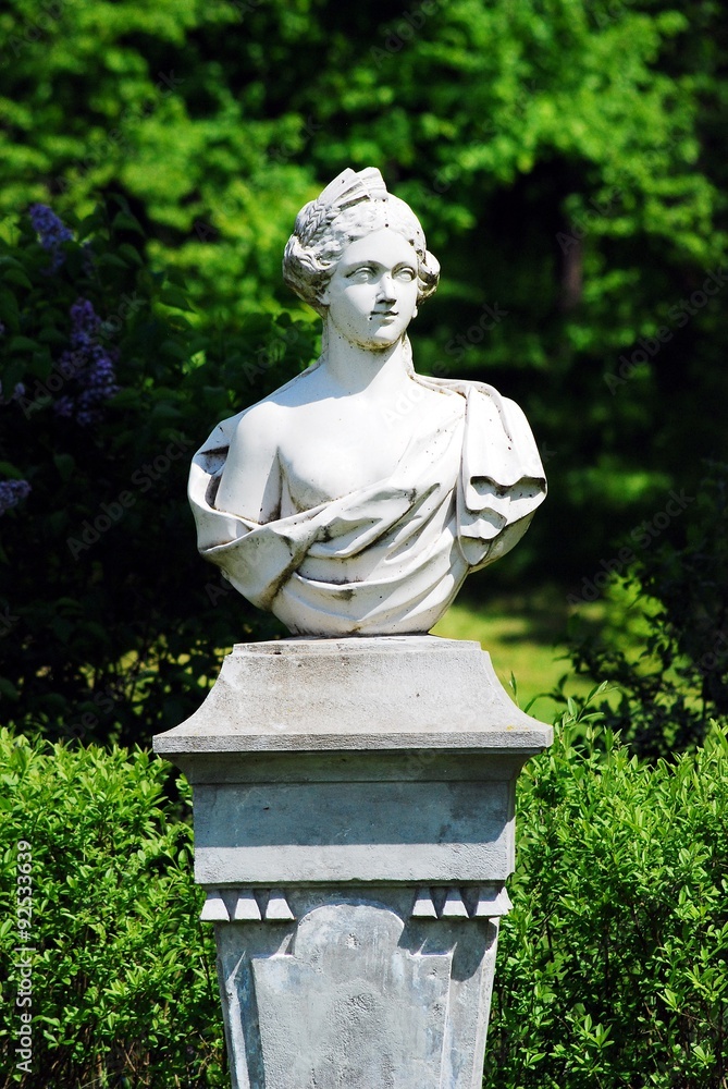 Obraz premium Sculptures of Uzutrakis manor on the board of Galves lake