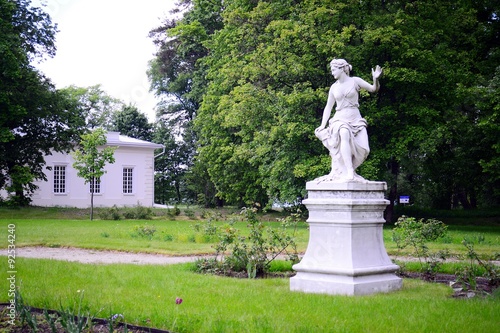 Sculptures of Uzutrakis manor on the board of Galves lake
