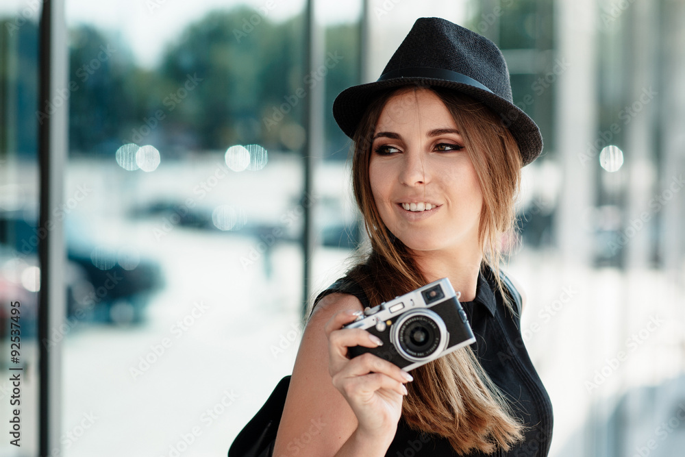 the girl with the mirrorless digital camera.