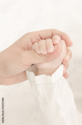 hands of mother holding baby'hand