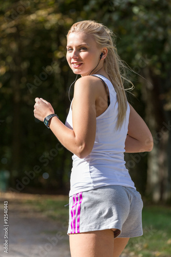 Fototapeta Naklejka Na Ścianę i Meble -  Mädchen in knappen Höschen joggt im Park