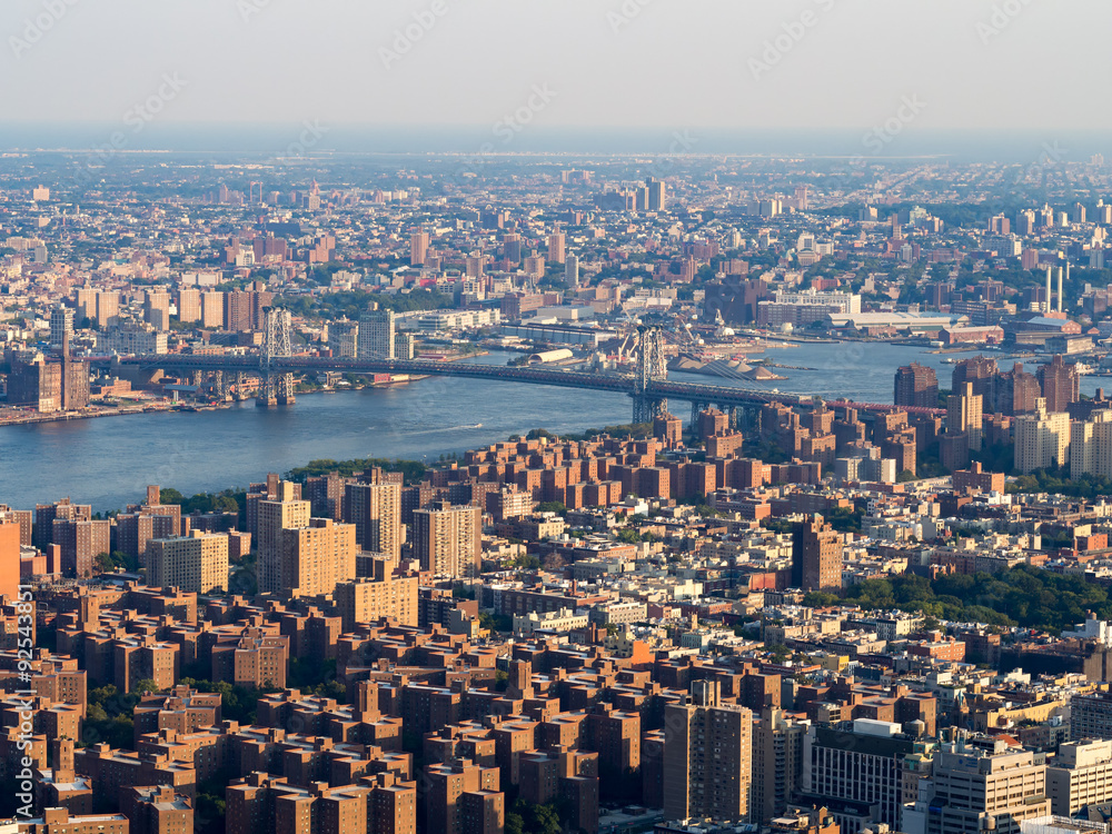 Obraz premium The Lower East Side and the Williamsburg Bridge in New York