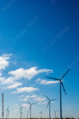 Windpark im blauen Himmel © Ralf Geithe