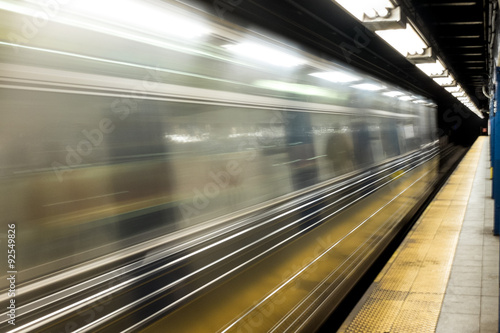 New Yorker Subway fährt vorbei.