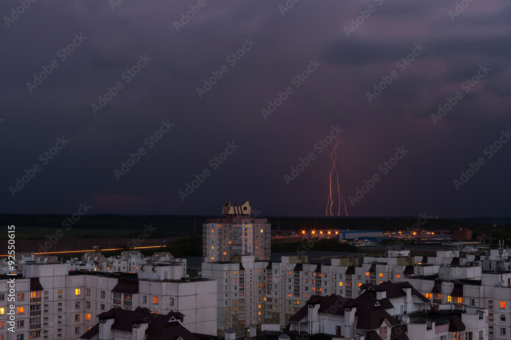 Obraz premium lightning in the night sky over the city houses