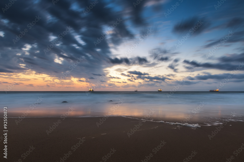 Obraz premium Dramatic cloudscape over the sea, sunrise shot
