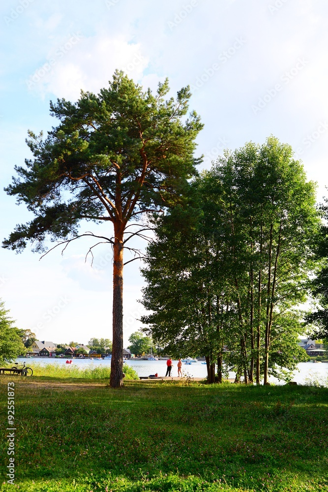 Obraz premium Fishers on Galves lake coast on evening