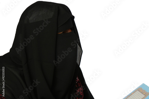 Foto donna con burka e corano
