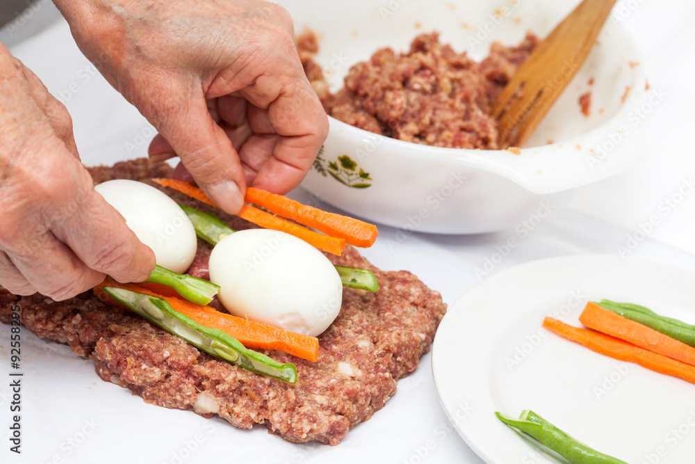 Foto de Preparación rollo de carne relleno con huevos y verduras
