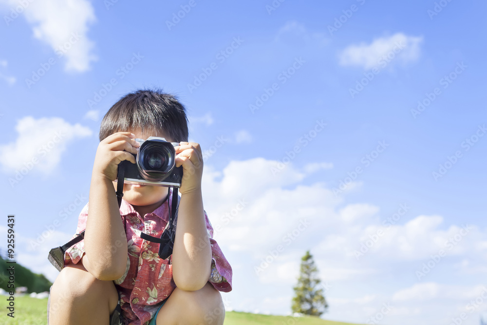 写真を撮る男の子