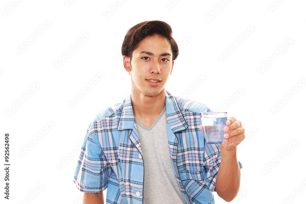 お水を飲む男性 お水を飲む男性